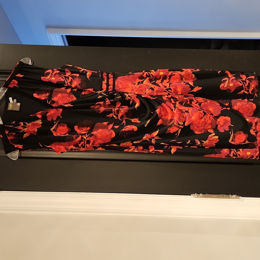 Taylor size 8 fully lined floral scuba dress